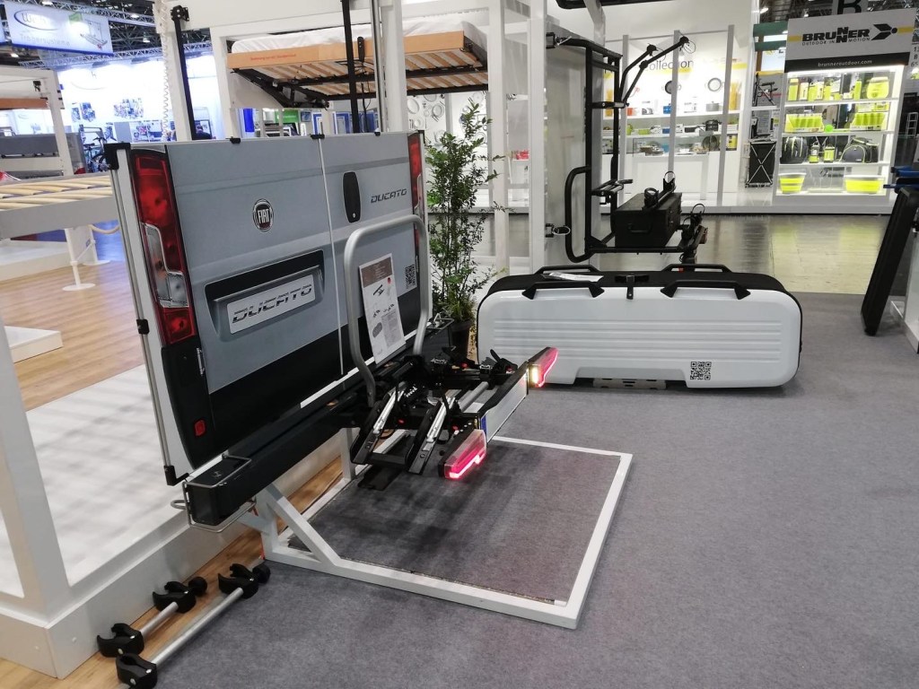 Nosič na 4 elektrokola nejen pro vestavby za cenu podlamující kolena