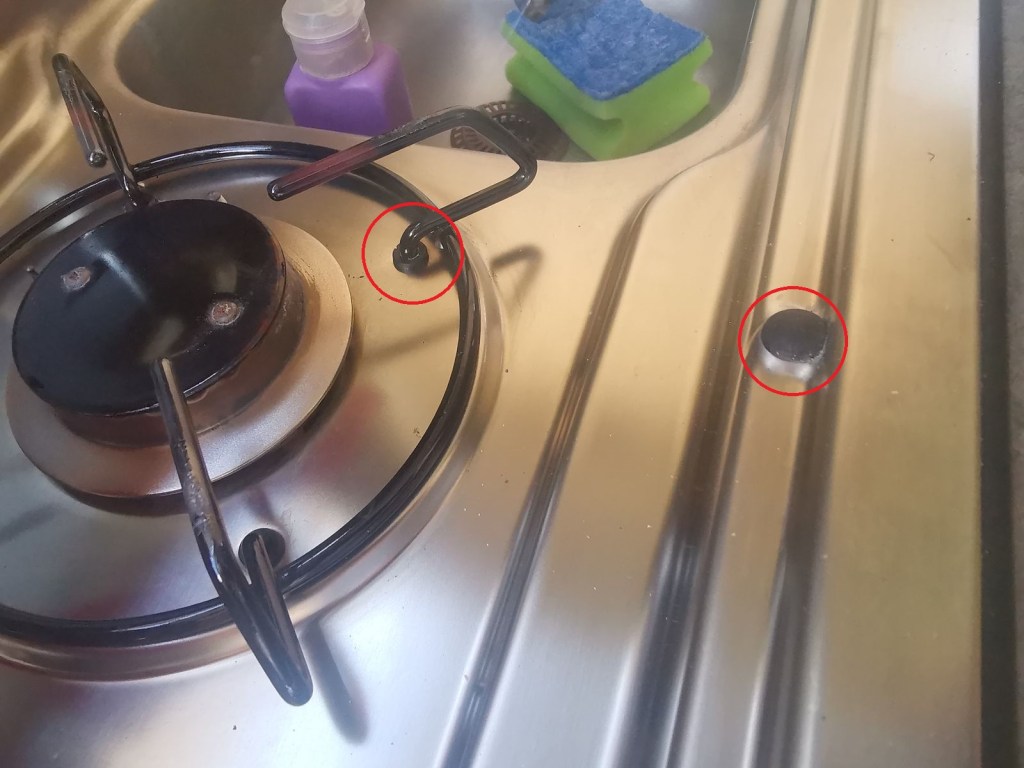 Údržba:  průchodka pod mřížku a krytka šroubu pro varnou desku&nbsp;Dometic