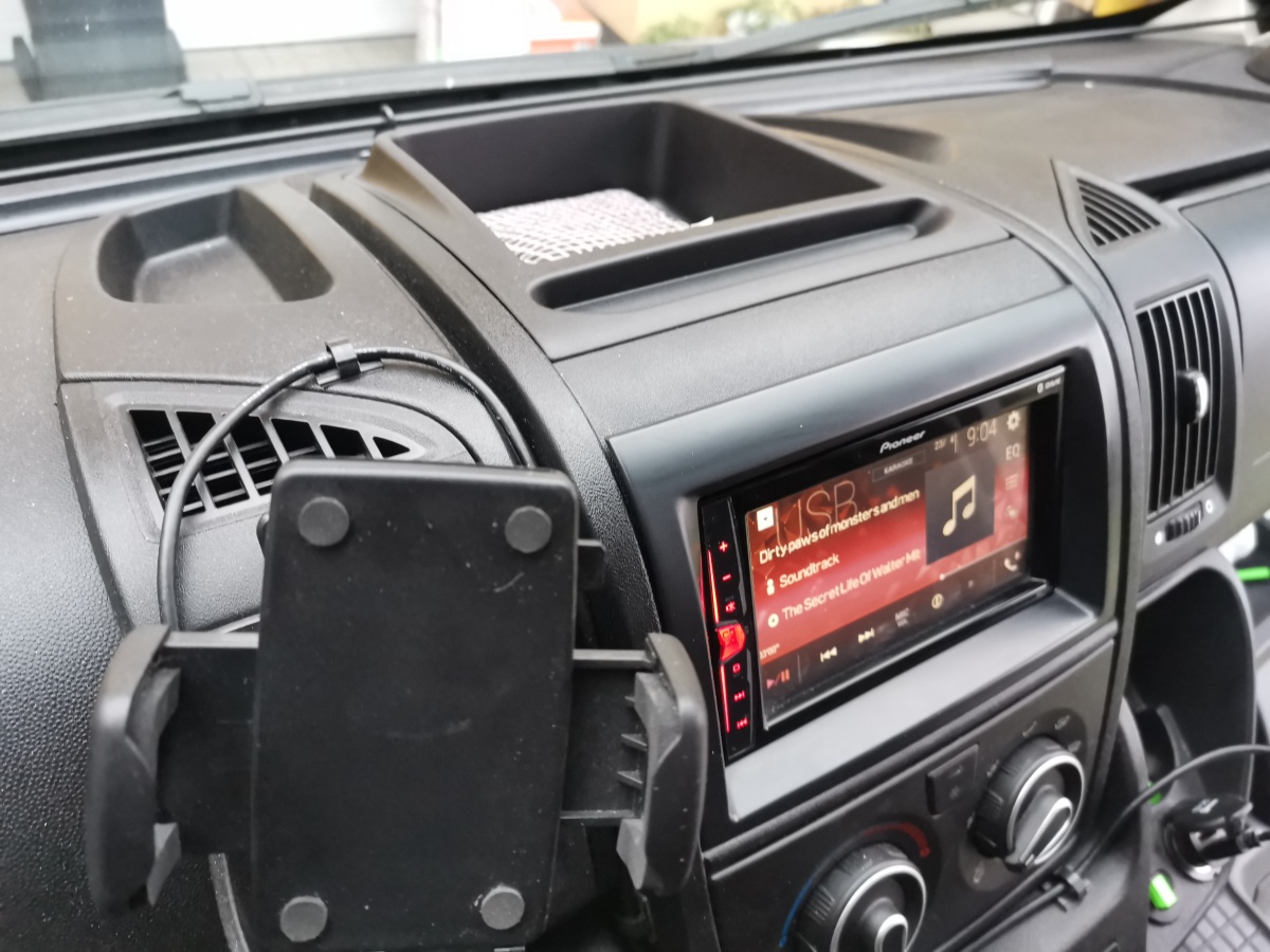 Tip: pryč s klipem z palubky, další místo pro odložení&nbsp;věcí