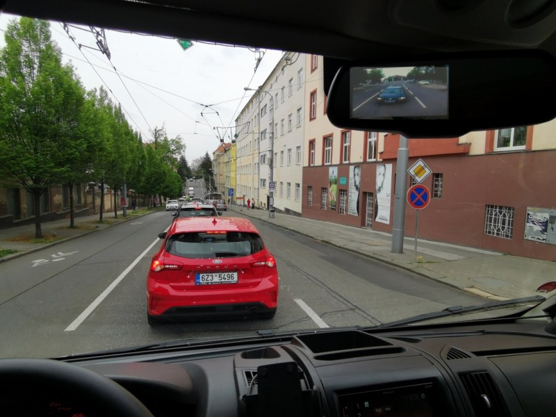 Dozadu hleď! Aneb obraz ze zadní kamery do zorného pole&nbsp;řidiče