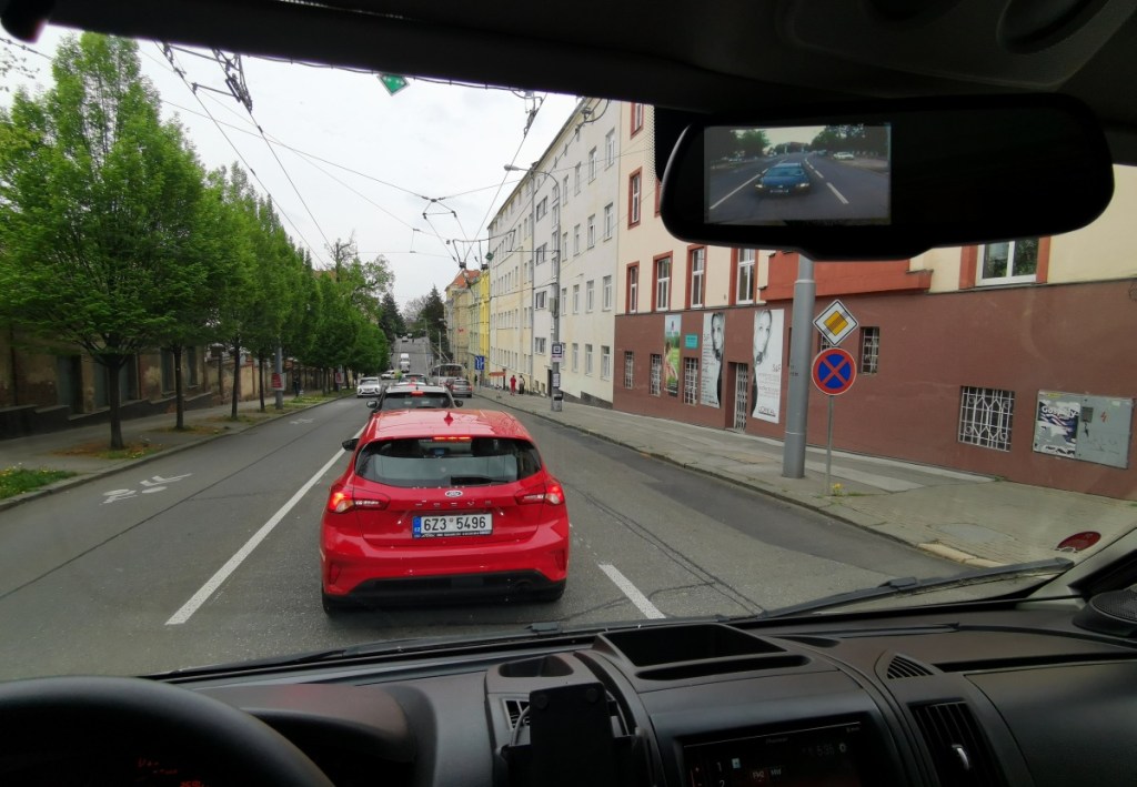 Dozadu hleď! Aneb obraz ze zadní kamery do zorného pole&nbsp;řidiče