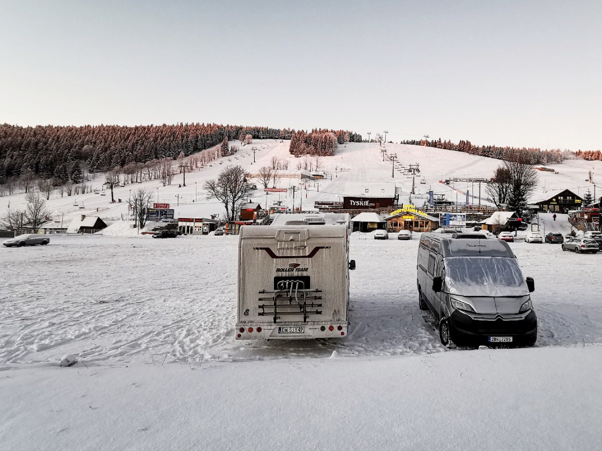 Nebojte se v zimě vyrazit na lyže obytným autem – průvodce pro&nbsp;začátečníky