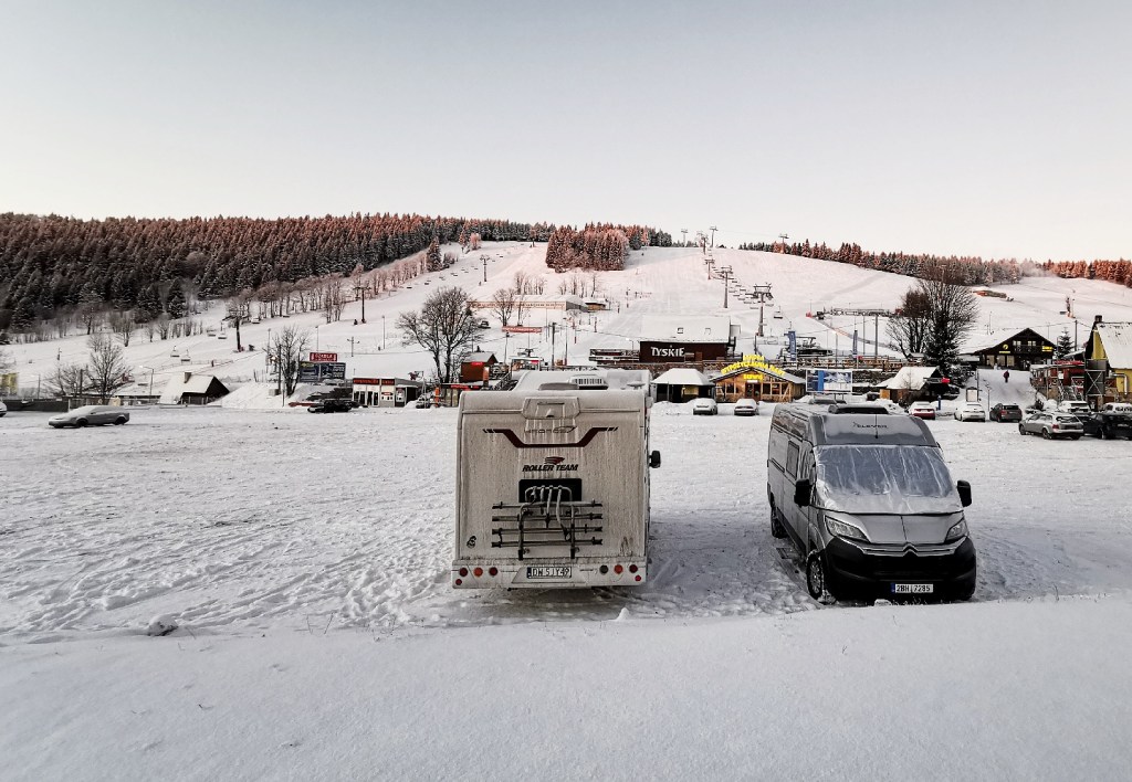 Nebojte se v zimě vyrazit na lyže obytným autem – průvodce pro&nbsp;začátečníky