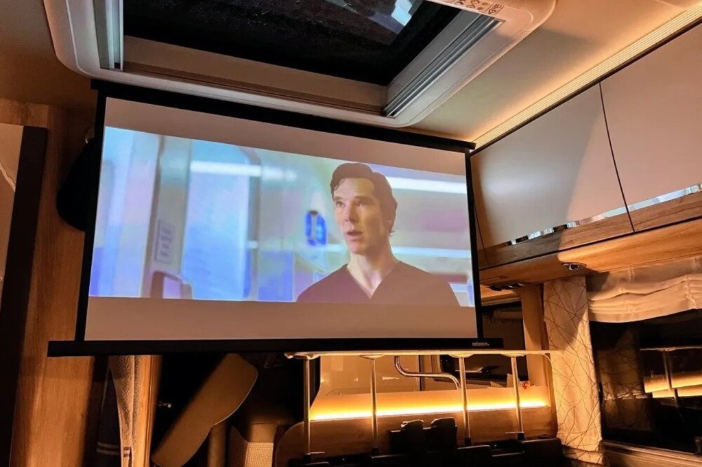 Projektor v obytném autě – 50″ plátno pro filmový zážitek jako v&nbsp;kině