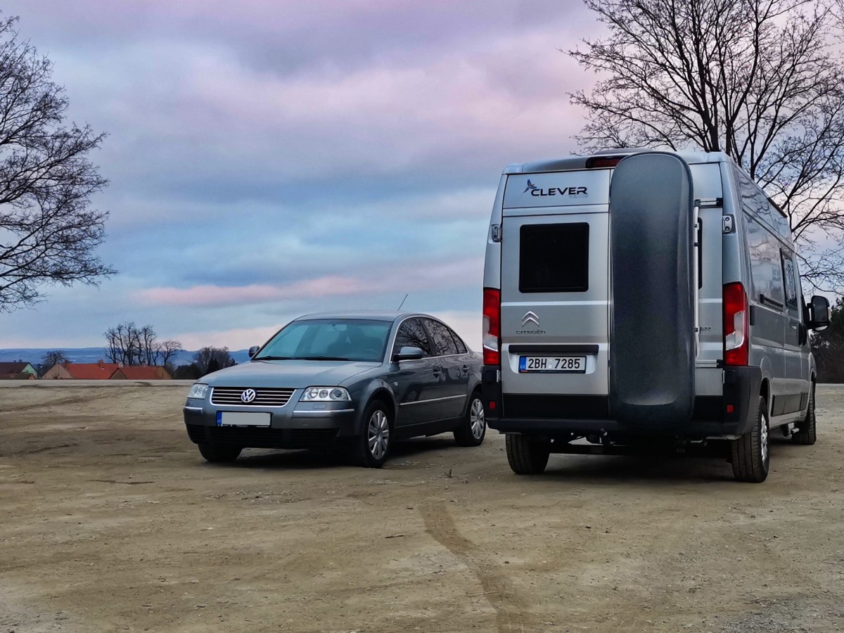 Přeprava lyží v boxu na dveřích&nbsp;vestavby