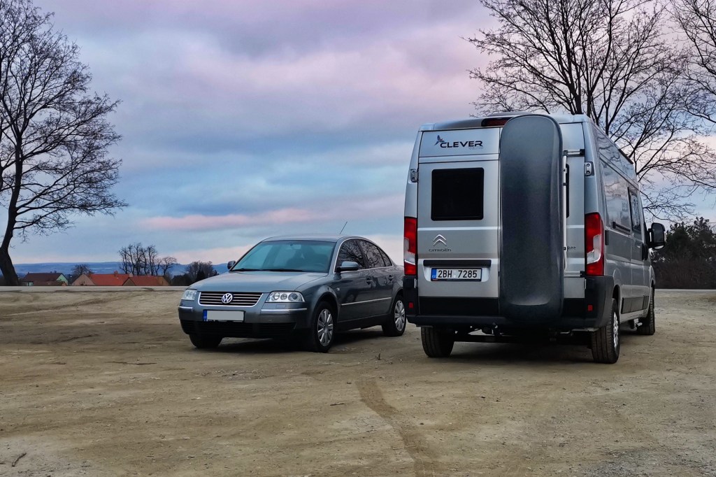 Přeprava lyží v boxu na dveřích&nbsp;vestavby