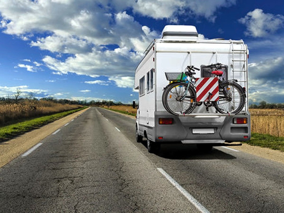 Výstražná tabulka na zadní nosič kol v Itálii – zmatek nad&nbsp;zmatek?