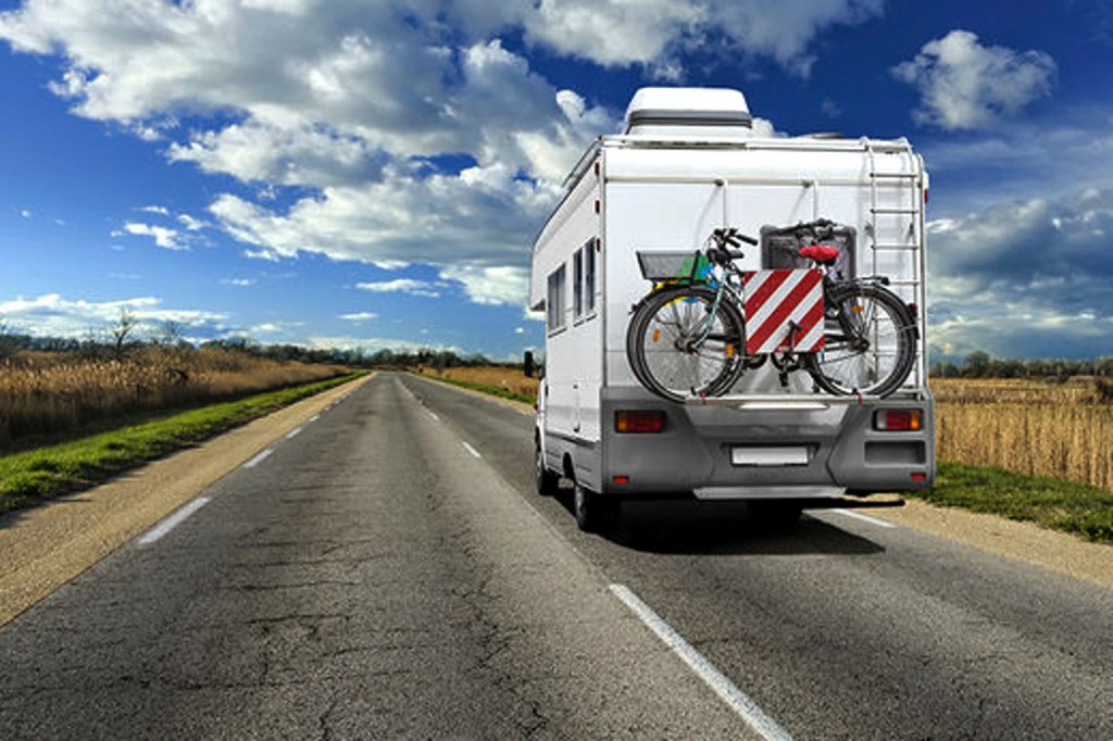 Výstražná tabulka na zadní nosič kol v Itálii – zmatek nad&nbsp;zmatek?