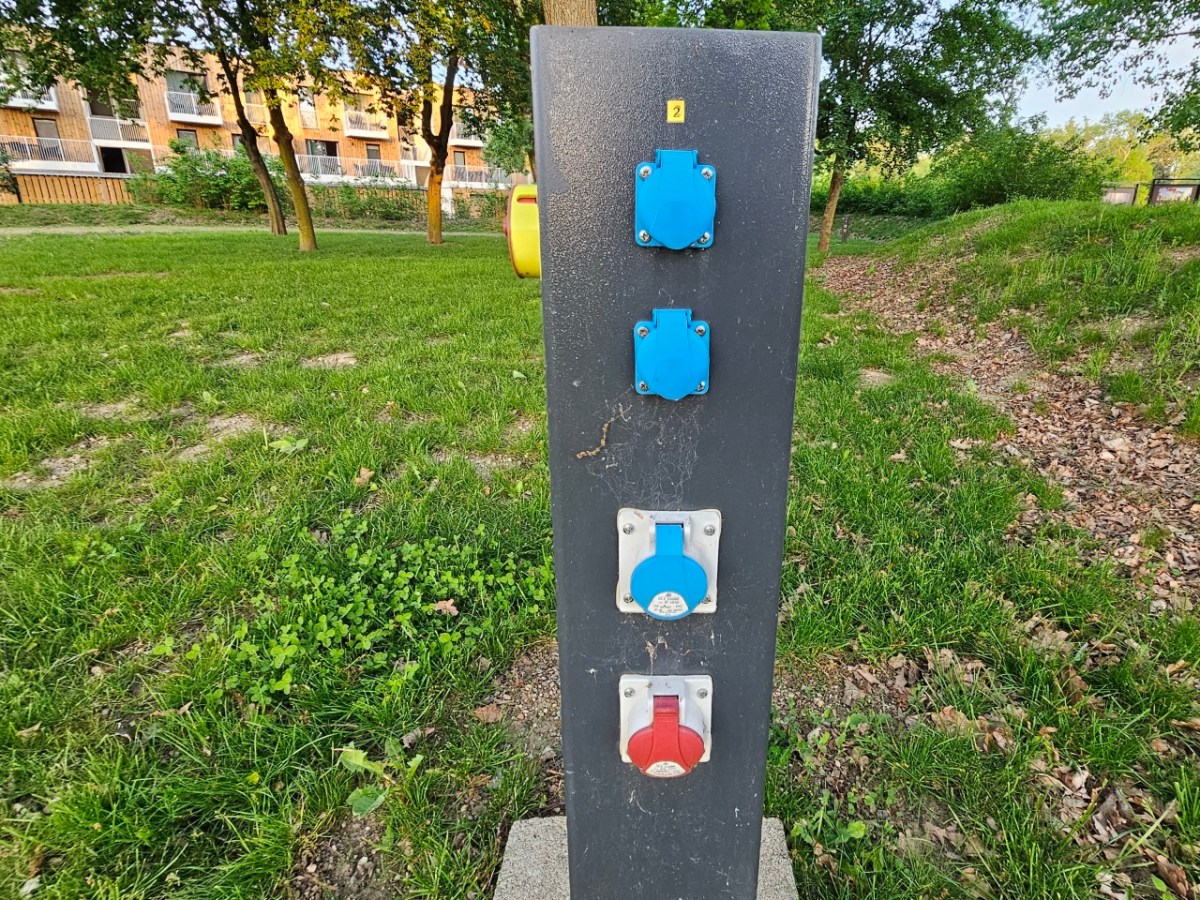 Elektro přípojka na stellplatzu – platit za čas nebo za odebranou&nbsp;energii?