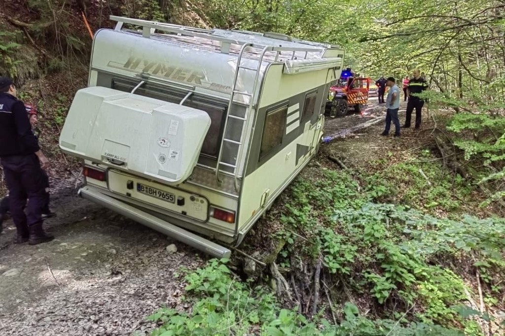 Rodina z Německa uvízla s obytným autem vlastní vinou nad srázem v&nbsp;Rumunsku